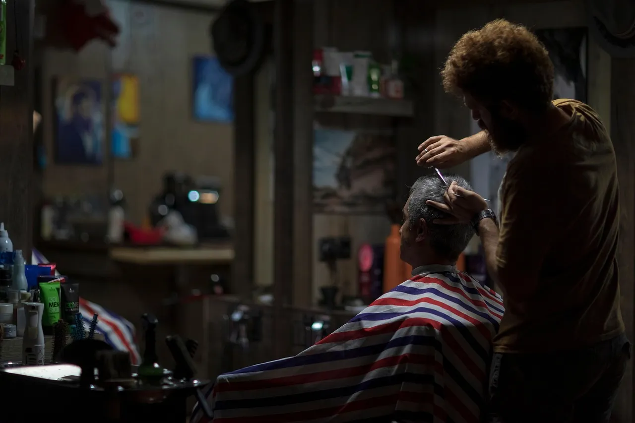 Coupe nette. Barbe soignée.